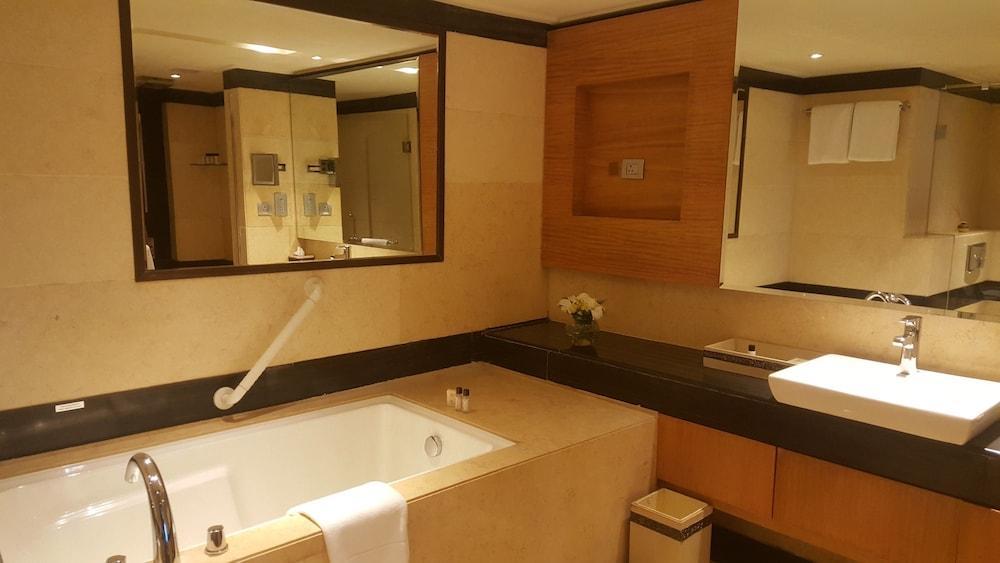 Vivanta Hyderabad, Begumpet Dış mekan fotoğraf Bathroom in a hotel