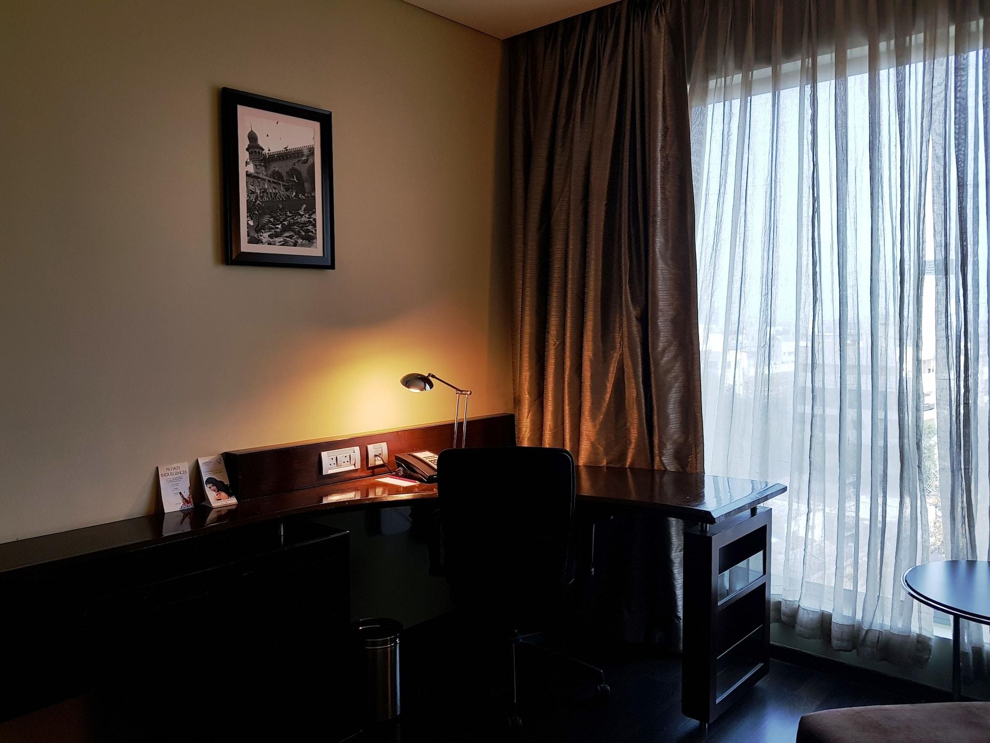 Vivanta Hyderabad, Begumpet Dış mekan fotoğraf A room at the Taj Bengal