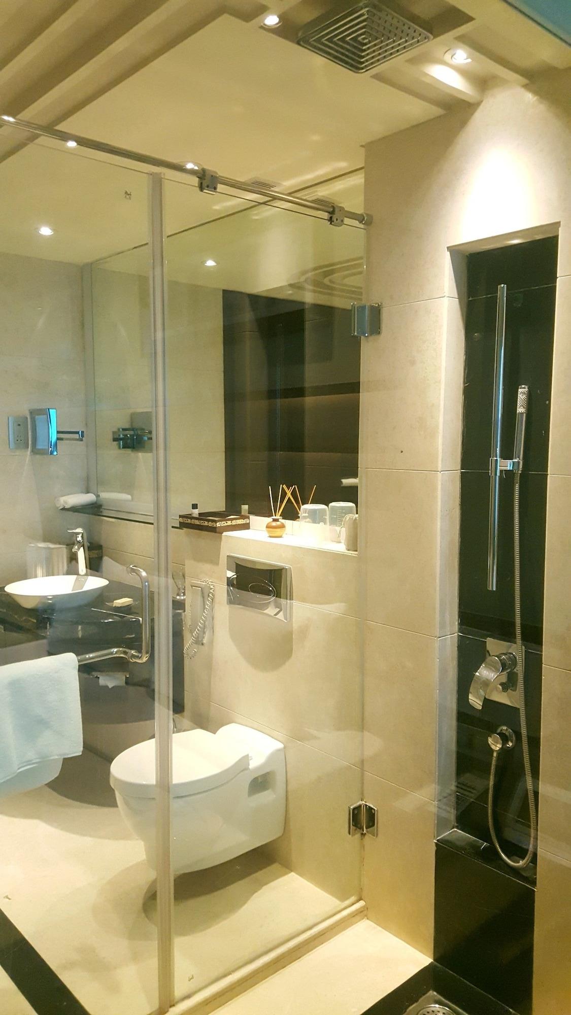 Vivanta Hyderabad, Begumpet Dış mekan fotoğraf A shower cubicle