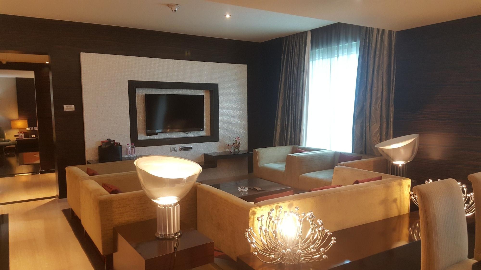 Vivanta Hyderabad, Begumpet Dış mekan fotoğraf Living room of a suite at the hotel