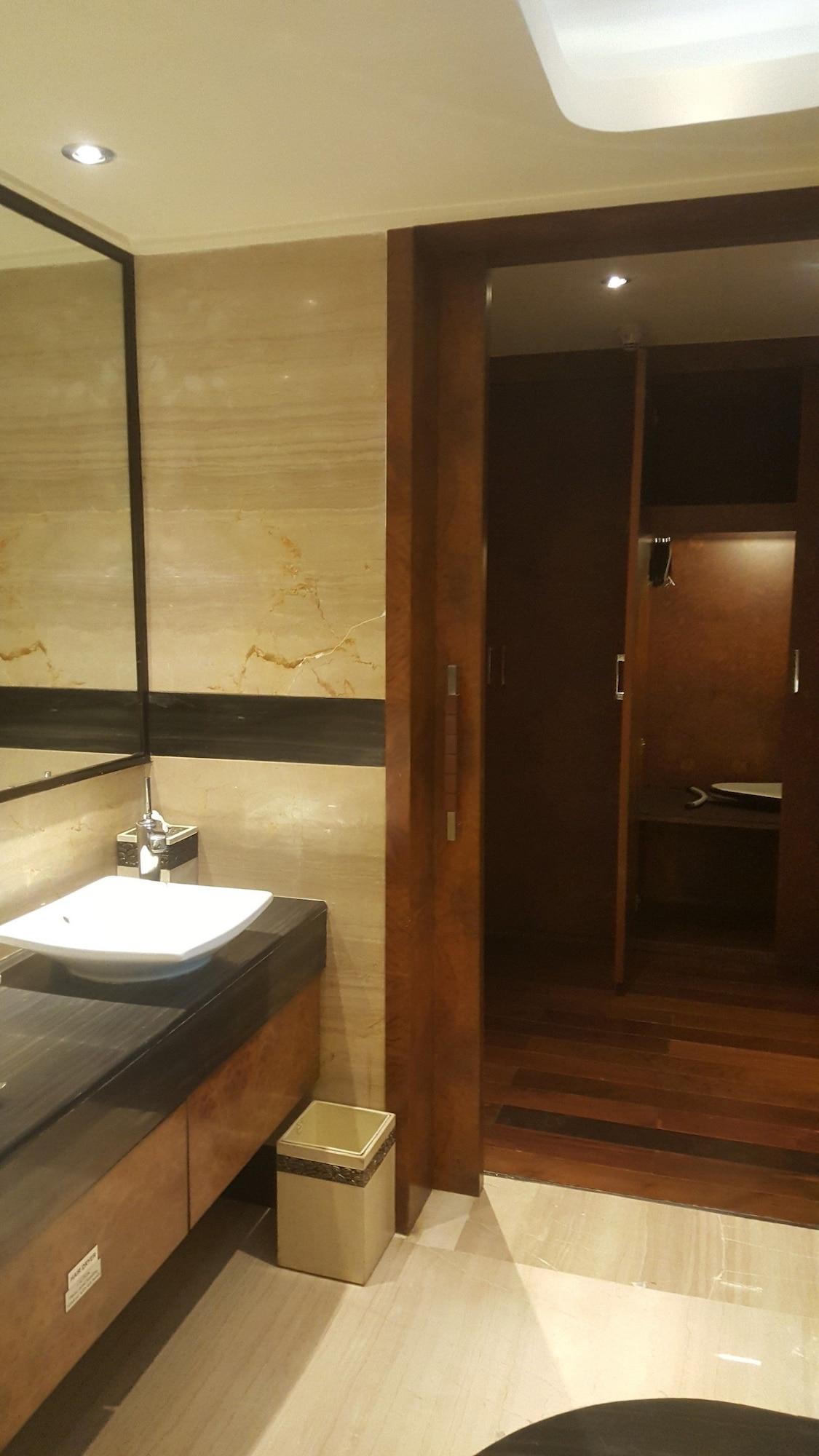 Vivanta Hyderabad, Begumpet Dış mekan fotoğraf Bathroom