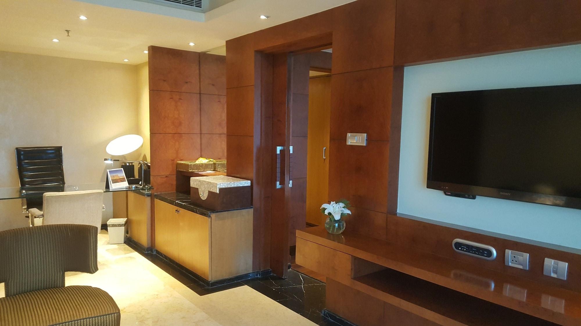 Vivanta Hyderabad, Begumpet Dış mekan fotoğraf A room at the hotel