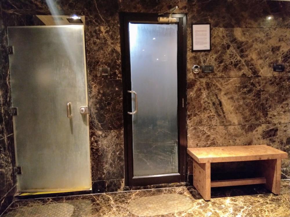 Vivanta Hyderabad, Begumpet Dış mekan fotoğraf A shower room