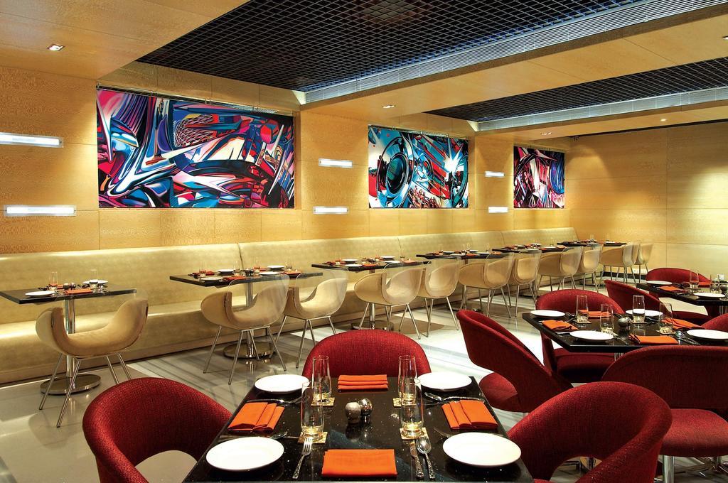 Vivanta Hyderabad, Begumpet Dış mekan fotoğraf The interior of the restaurant