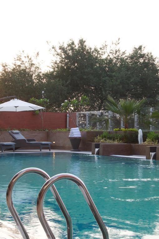 Vivanta Hyderabad, Begumpet Dış mekan fotoğraf The pool at the Taj Bengal