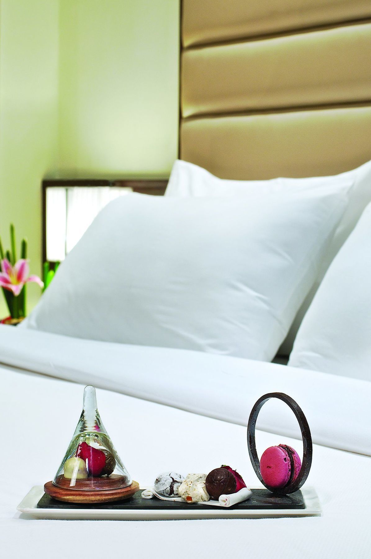 Vivanta Hyderabad, Begumpet Oda fotoğraf Pillows on a bed