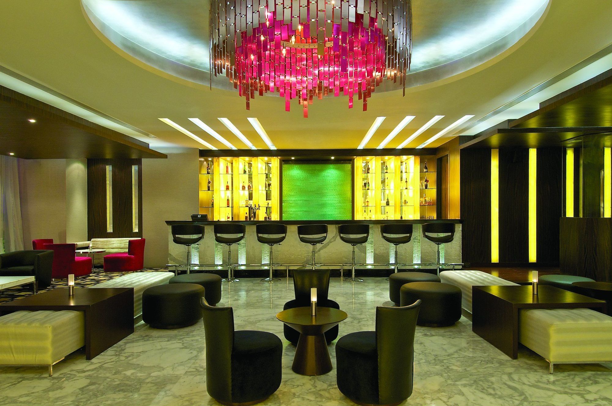 Vivanta Hyderabad, Begumpet Restoran fotoğraf The bar at the W Doha