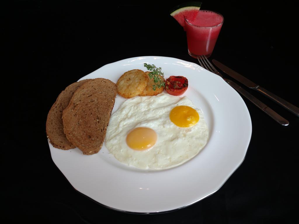 Vivanta Hyderabad, Begumpet Dış mekan fotoğraf A plate of sunny-side-up eggs