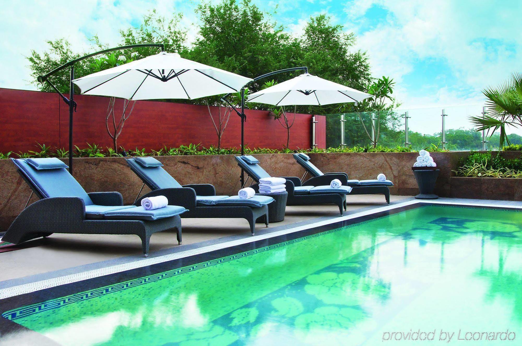 Vivanta Hyderabad, Begumpet Konforlar fotoğraf The pool at the hotel