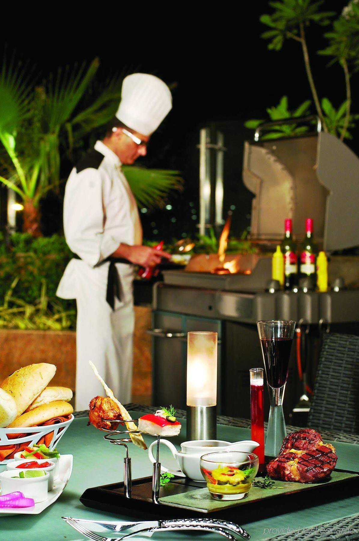 Vivanta Hyderabad, Begumpet Dış mekan fotoğraf A chef at work