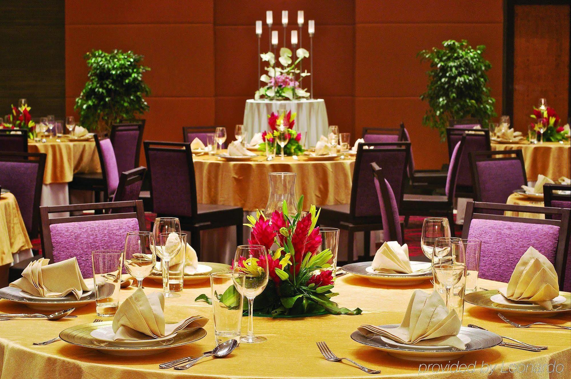 Vivanta Hyderabad, Begumpet Konforlar fotoğraf A table set for a formal dinner