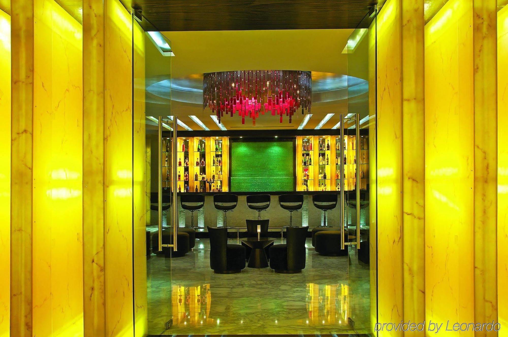 Vivanta Hyderabad, Begumpet Restoran fotoğraf The lobby of the hotel