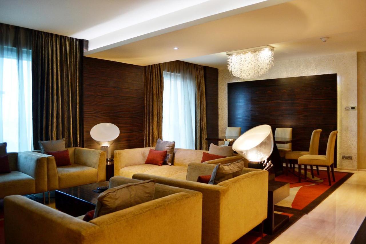 Vivanta Hyderabad, Begumpet Dış mekan fotoğraf The interior of a suite at the hotel