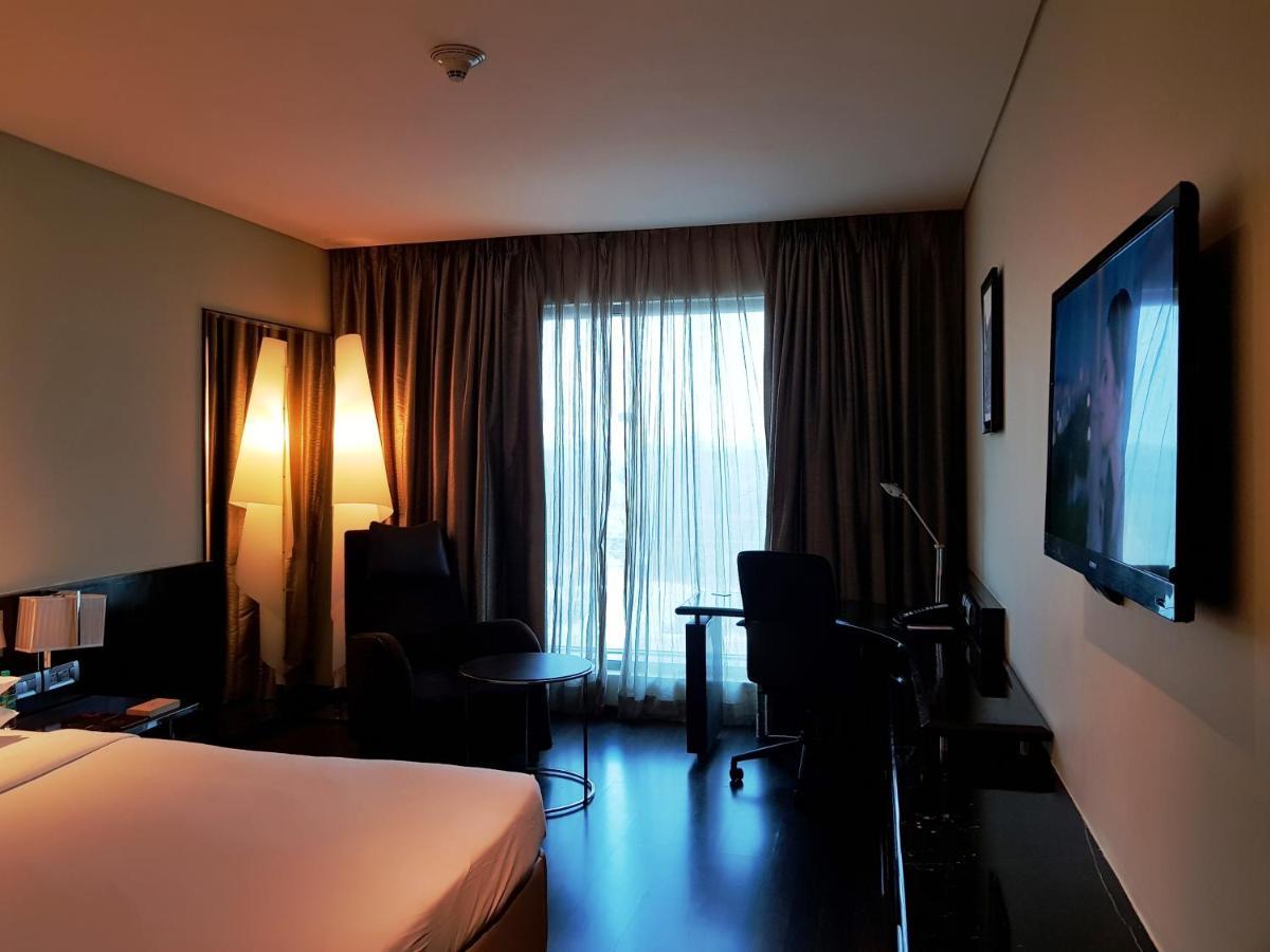 Vivanta Hyderabad, Begumpet Dış mekan fotoğraf A room at the hotel