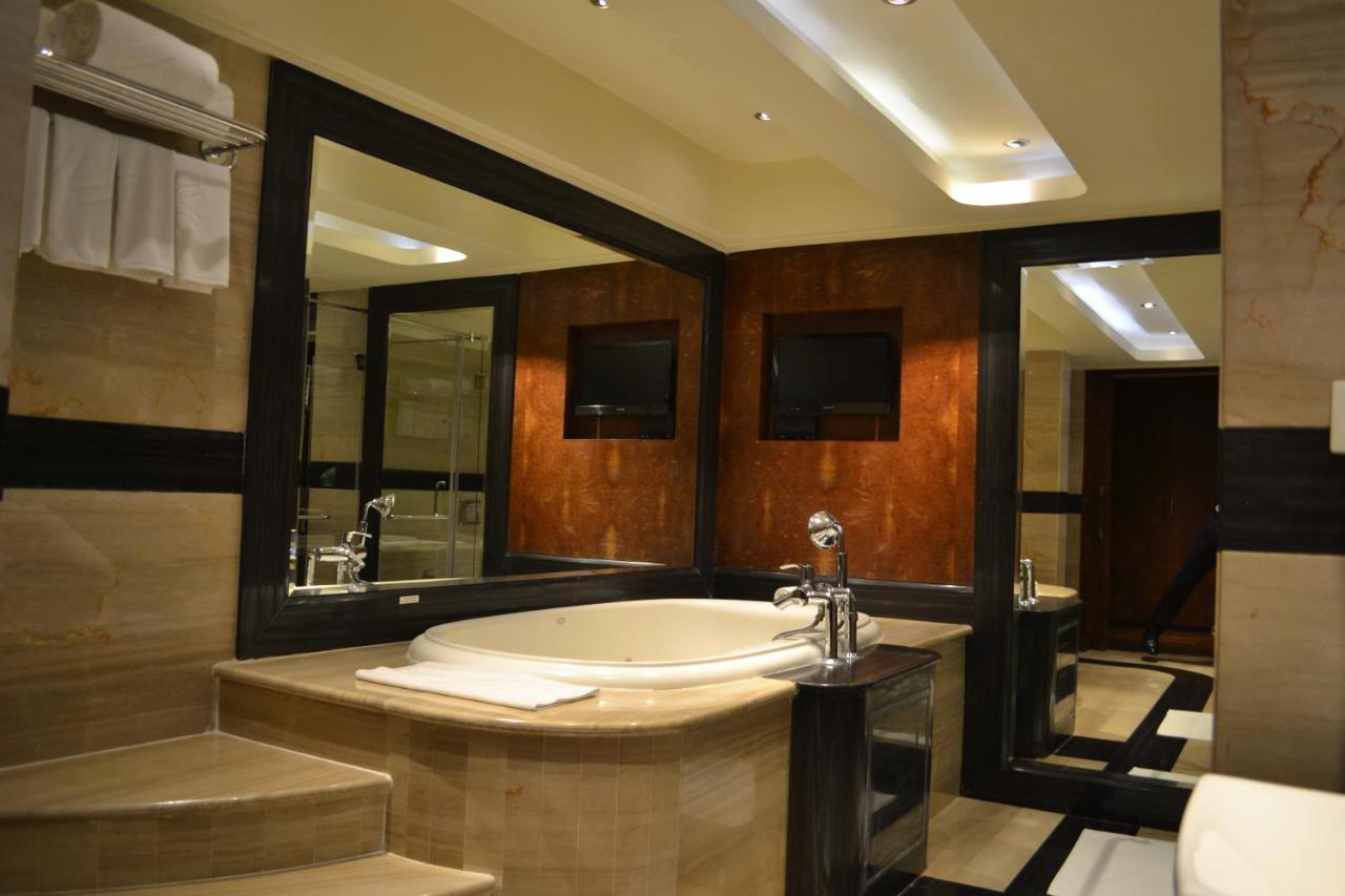 Vivanta Hyderabad, Begumpet Dış mekan fotoğraf Bathroom